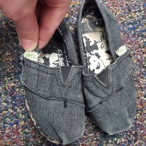 Size toddler 7 TOM'S, light black/gray in color